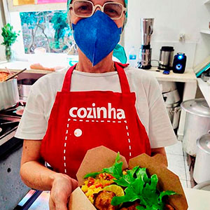 Beth da Mata, chef voluntária de uma das edições do Lute Como Quem Cuida