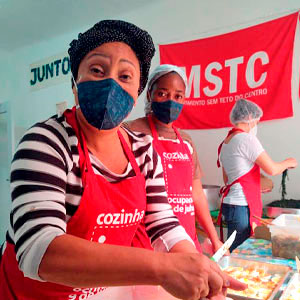 Carmen Silva e equipe da Cozinha Ocupação 9 de Julho preparando as refeições do Lute Como Quem Cuida